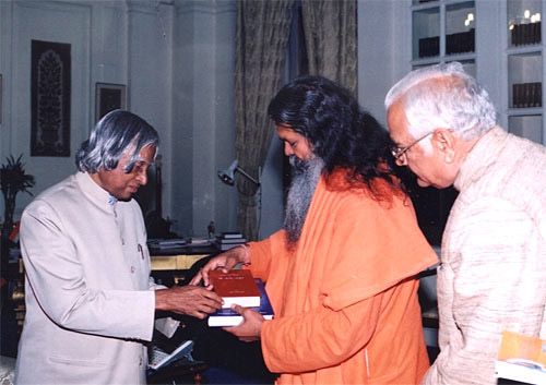Mahamandaleshwar Paramhans Swami Maheshwarananda meets Indian President Dr. A.P.J. Abdul Kalam