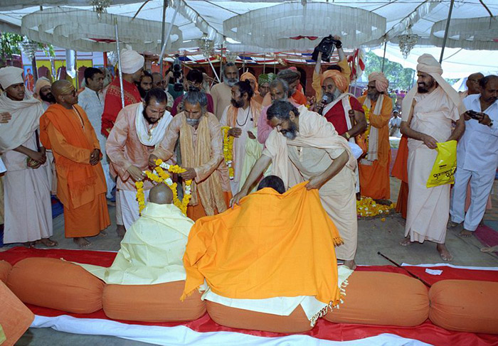 Paramhans Swami Maheshwaranandaji's inauguration as Sarvabhaum Sanatan Dharma Jagadguru and Mahamandaleshwar of Maha Nirvani Akhara